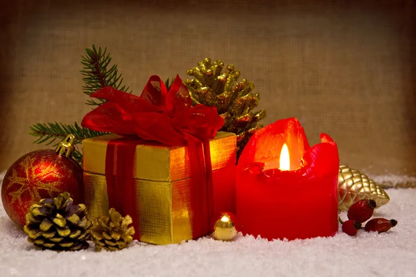 Пригоди свічки і різдвяні прикраси . — стокове фото