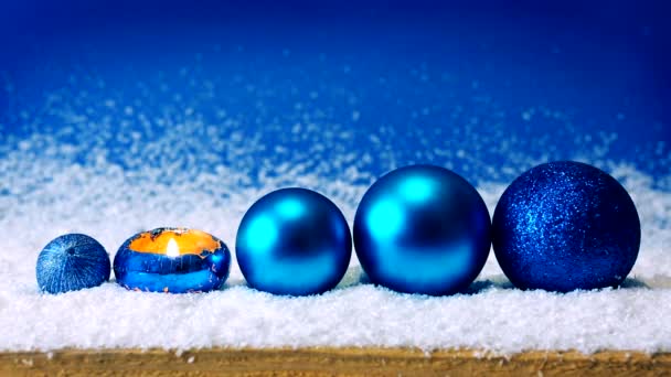 Adventní svíčka a modré vánoční koule . — Stock video