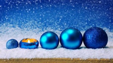 Mavi Noel dekorasyonu ve kar yağışı.