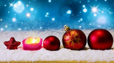 Kırmızı Noel topları ve Advent mum.