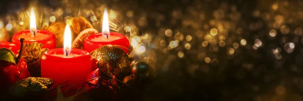 Velas de advento com decoração de Natal  . — Fotografia de Stock