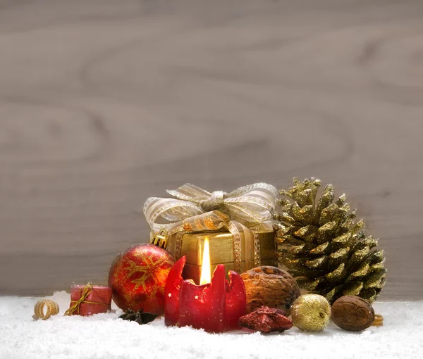 Decoração de Natal e vela de advento vermelho . — Fotografia de Stock