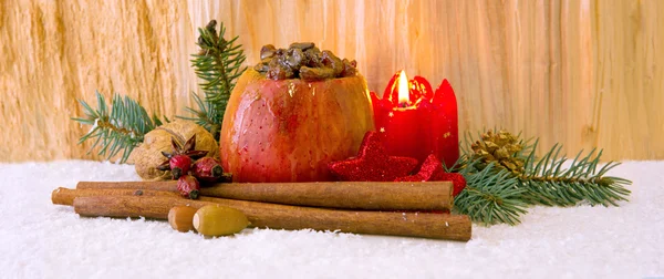 Maçã assada com decoração de Natal em um fundo de madeira . — Fotografia de Stock