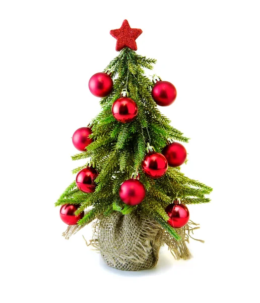 Árbol de Navidad con bolas rojas y estrella . — Foto de Stock