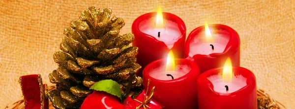 4 붉은 candlesand 장식. — 스톡 사진