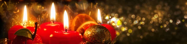 Quattro candele dell'Avvento con decorazione natalizia . — Foto Stock