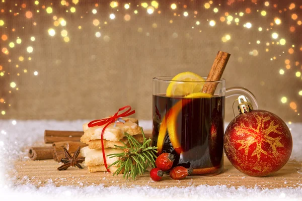 Vino caliente y bola roja de Navidad . — Foto de Stock