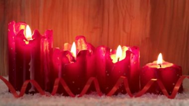 Advent için dört kırmızı yılbaşı mum.