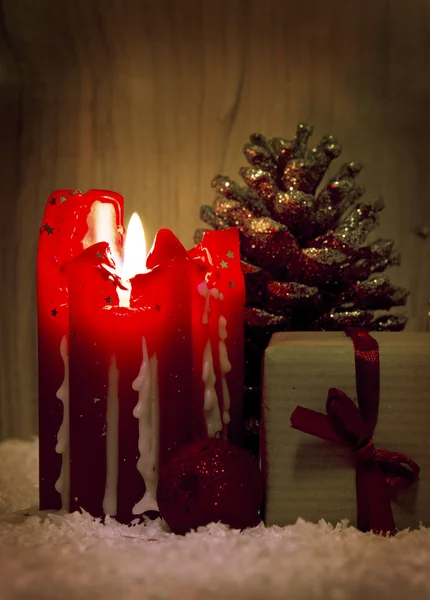 Rote Adventskerze und Geschenk. — Stockfoto