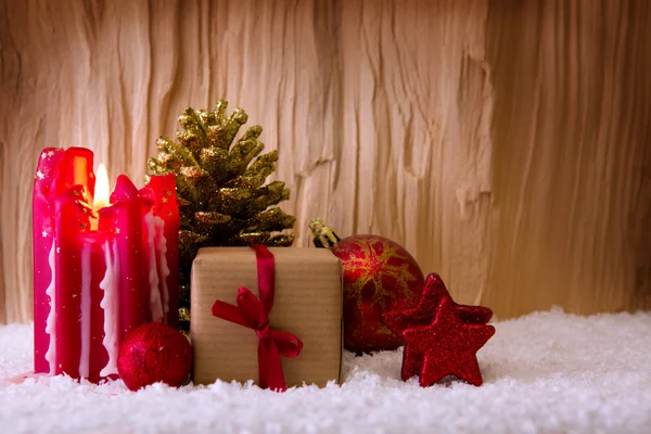 Komst kaars en Kerstdecoratie geïsoleerd op hout. — Stockfoto