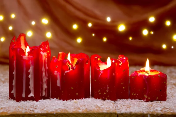 Cuatro velas rojas de Navidad para Adviento y luz . — Foto de Stock