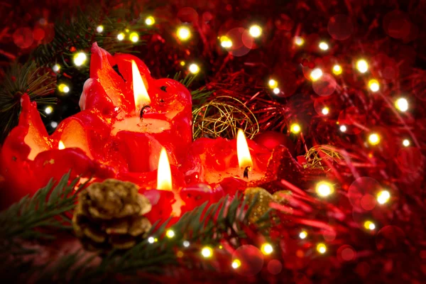 Cuatro velas rojas con bola de Navidad y decoración . — Foto de Stock