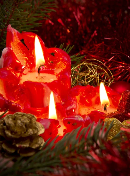 Drie rode kaarsen van de Advent . — Stockfoto