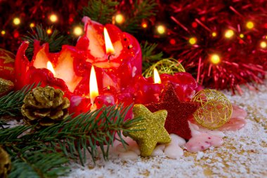 Advent Noel dekorasyonu ve kar ile dört kırmızı mumlar.