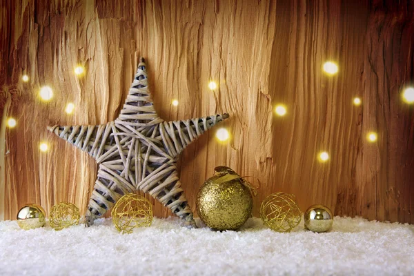 Boże Narodzenie tło dekoracyjne gwiazda, bombki i śnieg. — Zdjęcie stockowe