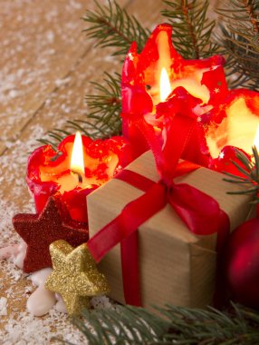 Noel kartı. Noel hediye ile dört kırmızı mumlar.