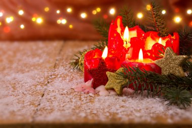 Dört kırmızı Advent Noel ışık ile mumlar..