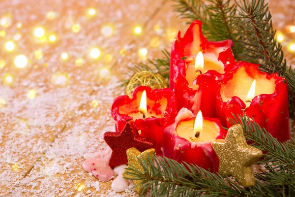 Χριστουγεννιάτικη κάρτα. Τέσσερα κόκκινα κεριά με χριστουγεννιάτικο δώρο. — Φωτογραφία Αρχείου