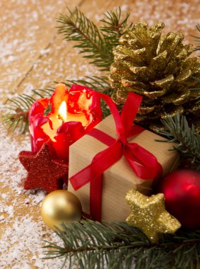 Kırmızı Advent mum ve Noel hediyesi.