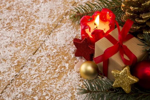 Vela roja de Adviento y regalo de Navidad . —  Fotos de Stock