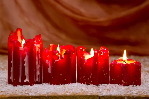 Quatro velas de Natal vermelhas para o advento . — Fotografia de Stock