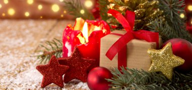 Kırmızı Advent mum ve Noel hediyesi.