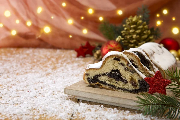 Pastel de Navidad tradicional alemán y decoración . — Foto de Stock