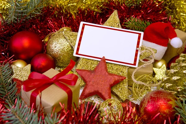 Tarjeta de Navidad en blanco con regalos, sombrero de Santa Claus y decoración . —  Fotos de Stock