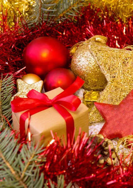 Vánoční dárek a zlaté zdobení. — Stock fotografie