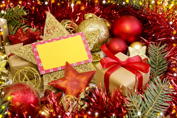 Tarjeta de Navidad en blanco con regalos, sombrero de Santa Claus y decoración . —  Fotos de Stock