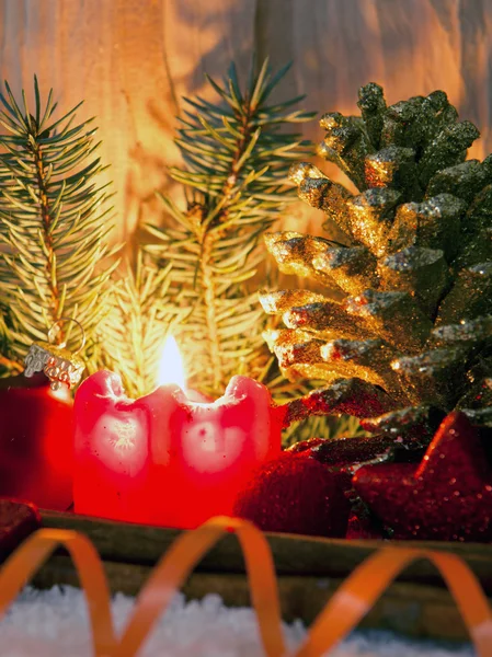 Vánoční dekorace und adventní svíčka. — Stock fotografie