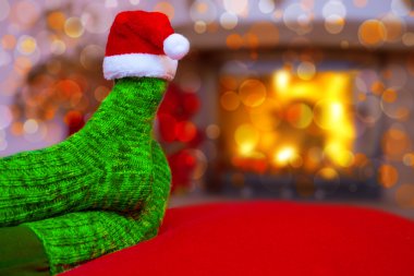 Yünlü mavi çorap ve Noel Baba şapkalı ayaklar .