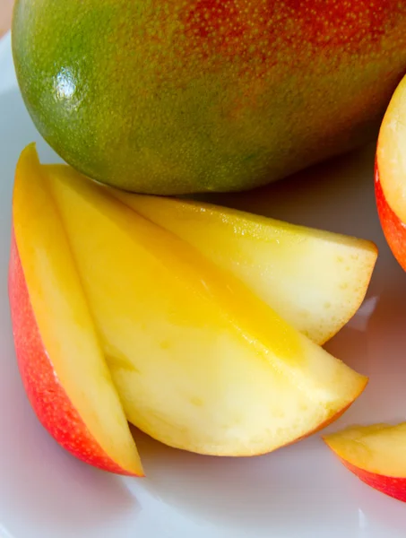 Mango fruit op houten ondergrond. — Stockfoto