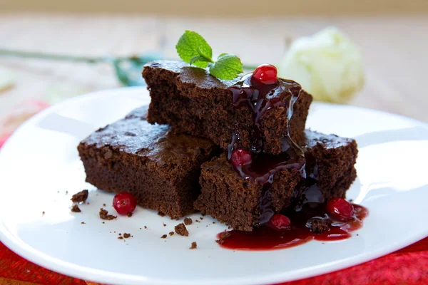 Beautiful chocolate cake with fresh berry . — Stock Photo, Image