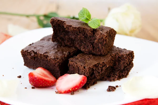 Hermoso pastel de chocolate con fresas frescas . — Foto de Stock