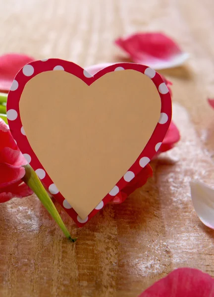 Tarjeta en forma de corazón aislado . —  Fotos de Stock