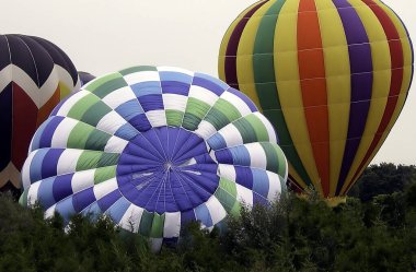 Sıcak hava balonları uçuşa hazırlanıyor.