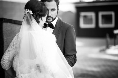 Gelin ve damat tek renkli portre. Adam ciddi göz, düğün retro klasik vardır.