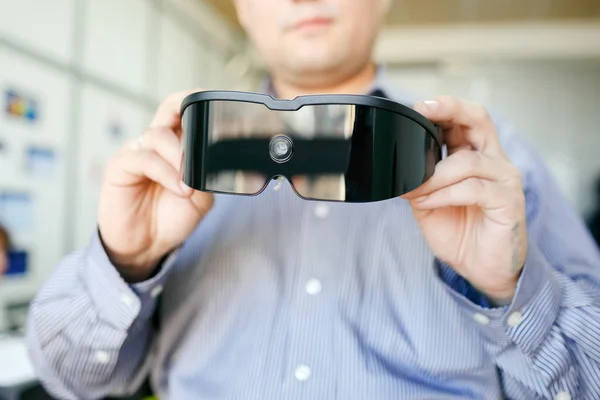 Virtuális valóság fejhallgató Közelkép a mans kezében. — Stock Fotó