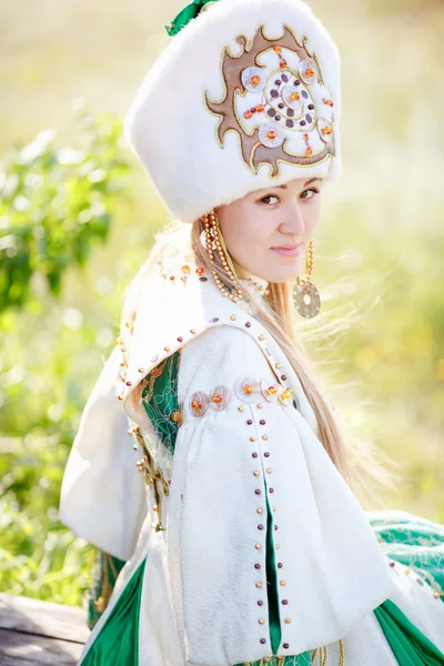 Jolie fille en costume traditionnel . — Photo