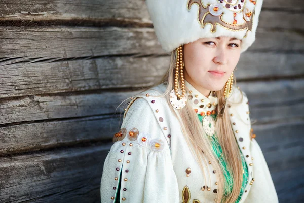 Retrato de una joven en vestido tradicional . Fotos De Stock Sin Royalties Gratis