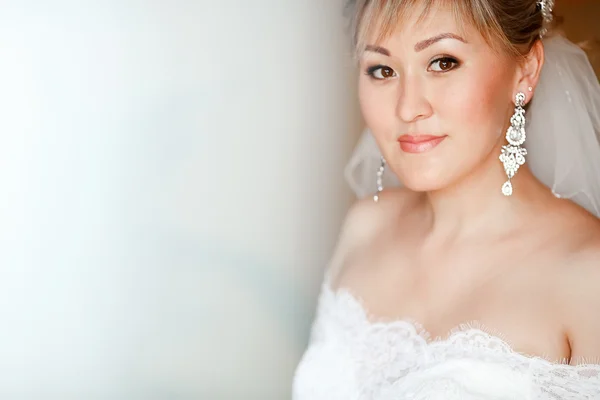 Vértes portréja menyasszony fehér csipke esküvői ruha, elegáns fülbevaló, másol hely. — Stock Fotó