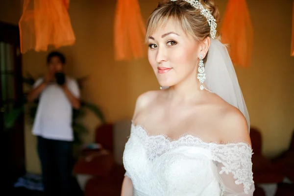 Retrato da noiva antes de se encontrar com o noivo em casa . — Fotografia de Stock