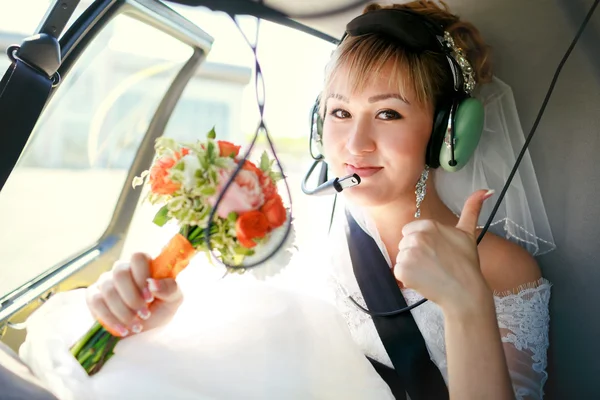 直升机准备飞，在耳机，里面的新娘竖起大拇指. 免版税图库图片