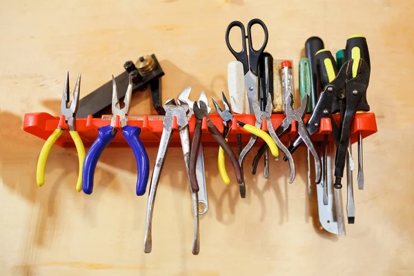 Herramientas de taller alicates en soporte de pared . Imagen De Stock