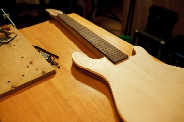 Bas gitar için ahşap kütük. Üretmek ve müzik aletleri onarmak.