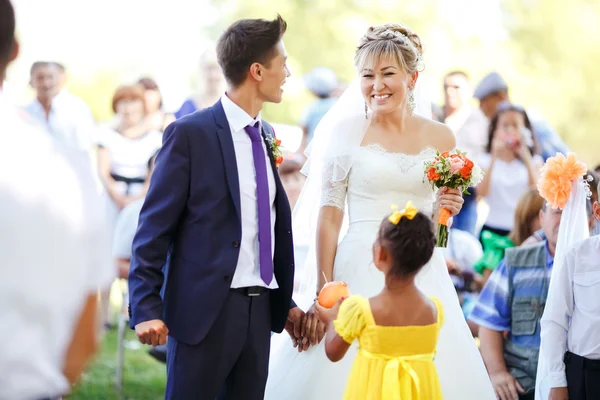 Glückliche emotionale Braut bei der Trauung unter Gästen im Freien. — Stockfoto