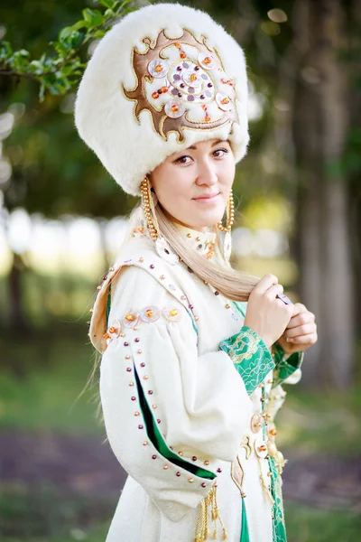 Portrait de fille en tenue de fête traditionnelle, peuples nomades des steppes, en plein air . — Photo