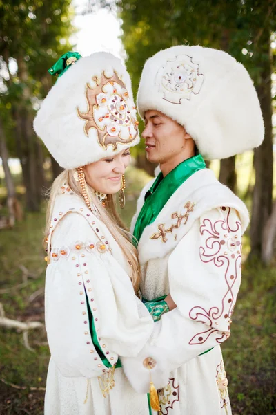 Casal em roupas étnicas ao ar livre . Imagens De Bancos De Imagens Sem Royalties