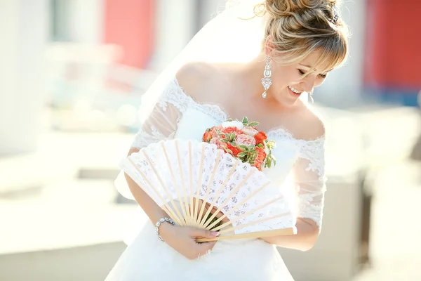 Menyasszony kezében rajongó és esküvői csokor, szabadban — Stock Fotó
